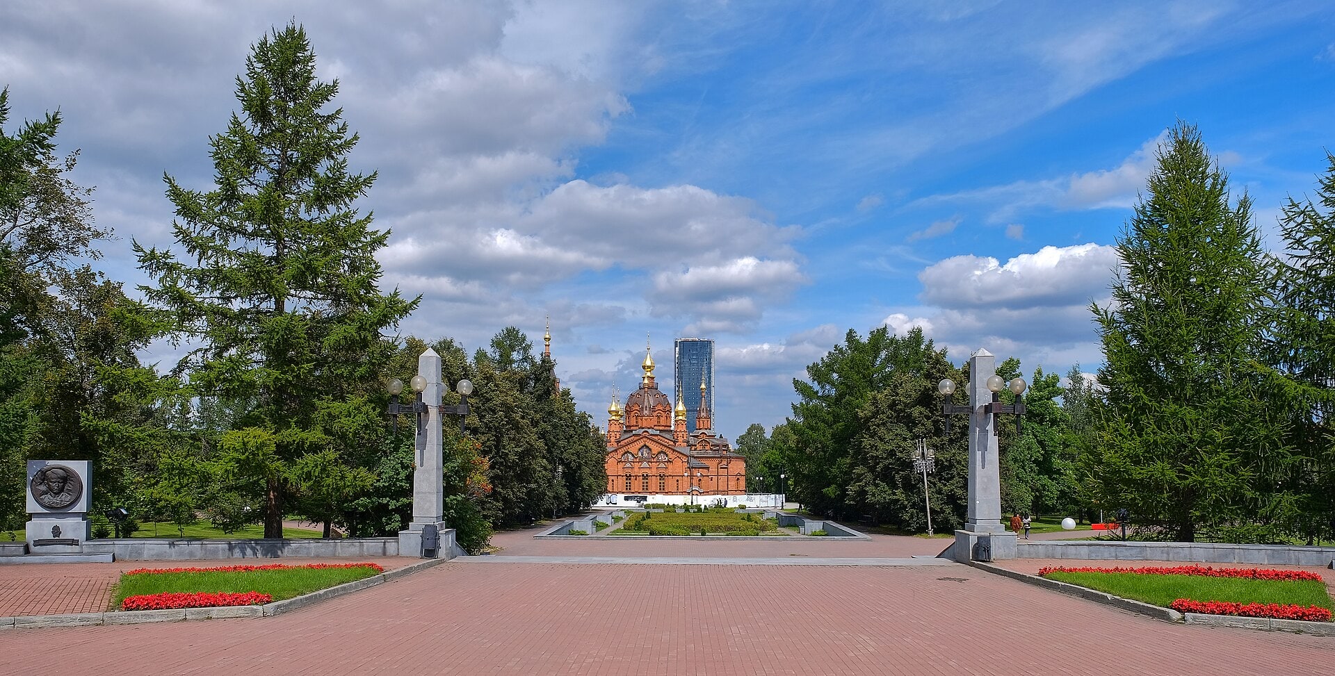 Аллеи парка Алое поле в Челябинске