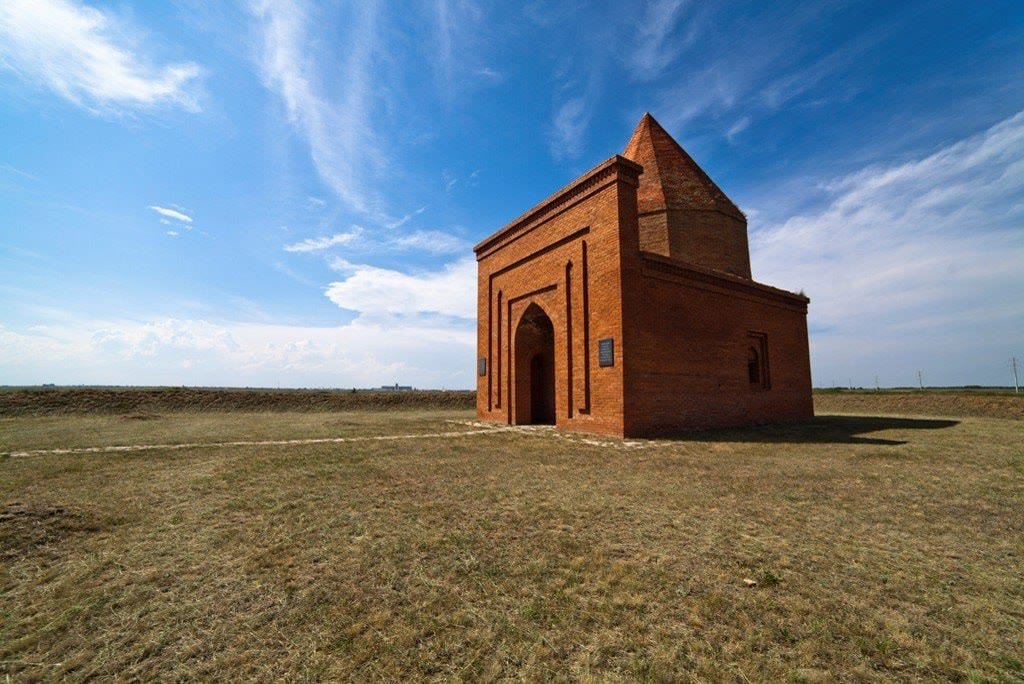 Степной ландшафт и исторический объект Варненского района