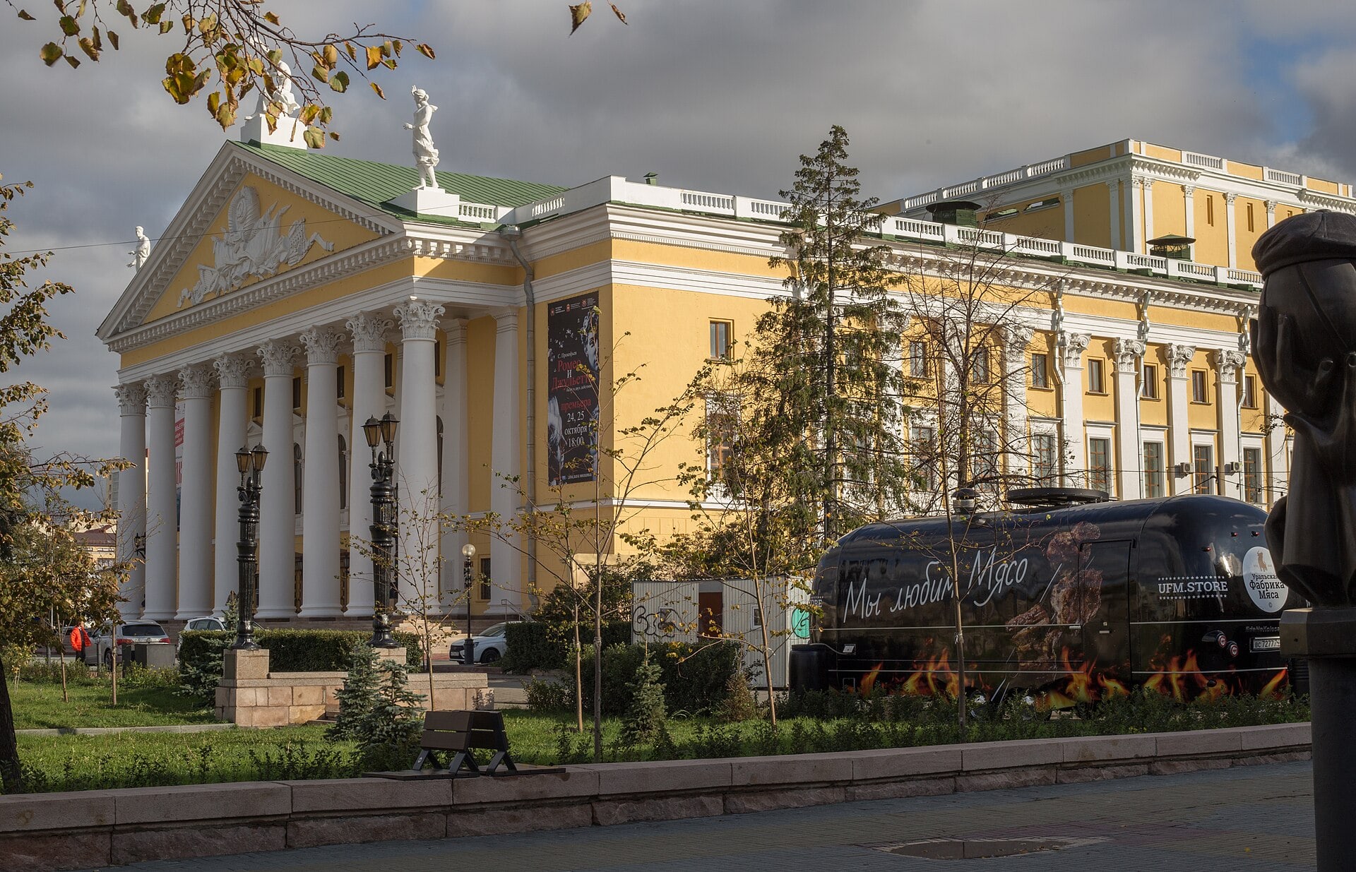 Театр оперы и балета имени Глинки осенью