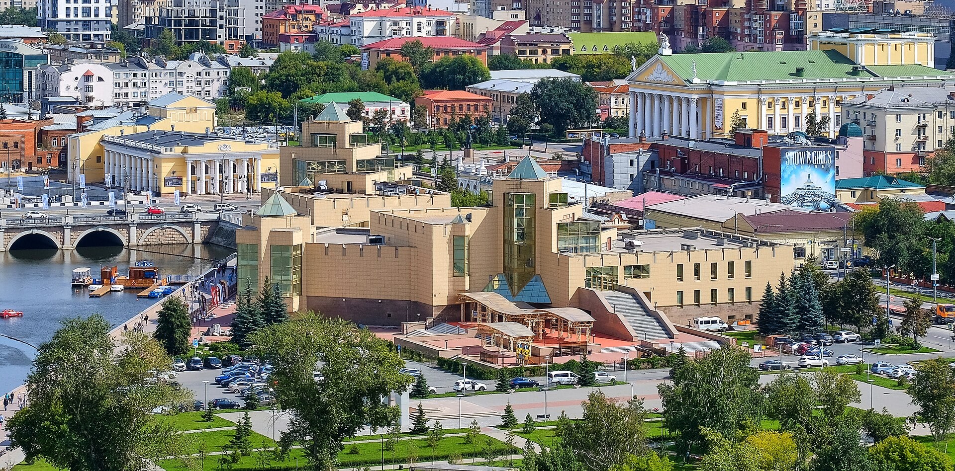 Панорамный вид Государственного исторического музея Южного Урала