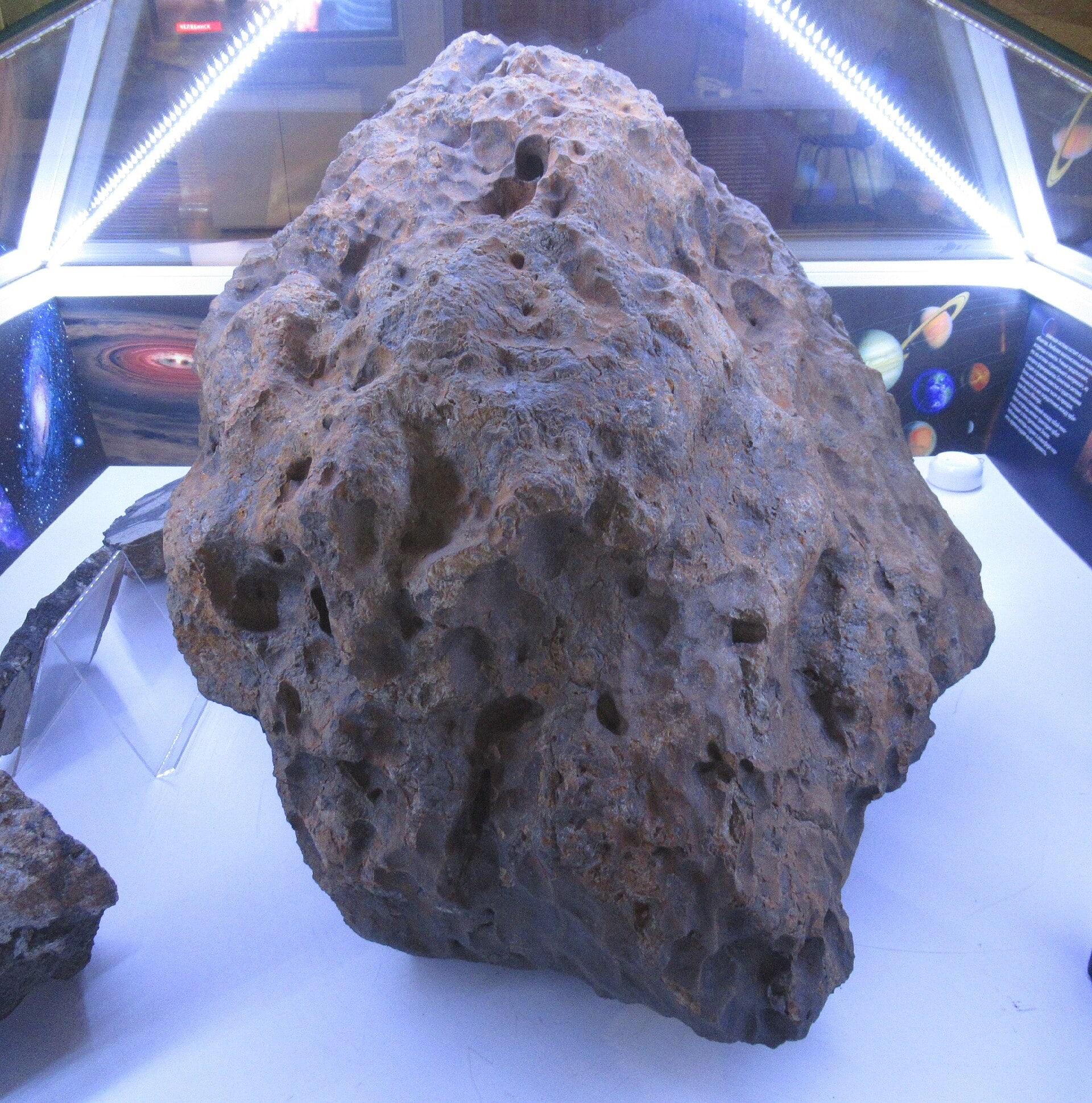 Челябинский метеорит в экспозиции исторического музея