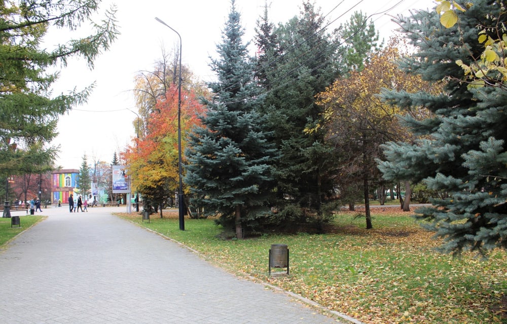 Золотая осень на аллее городского сада имени Пушкина
