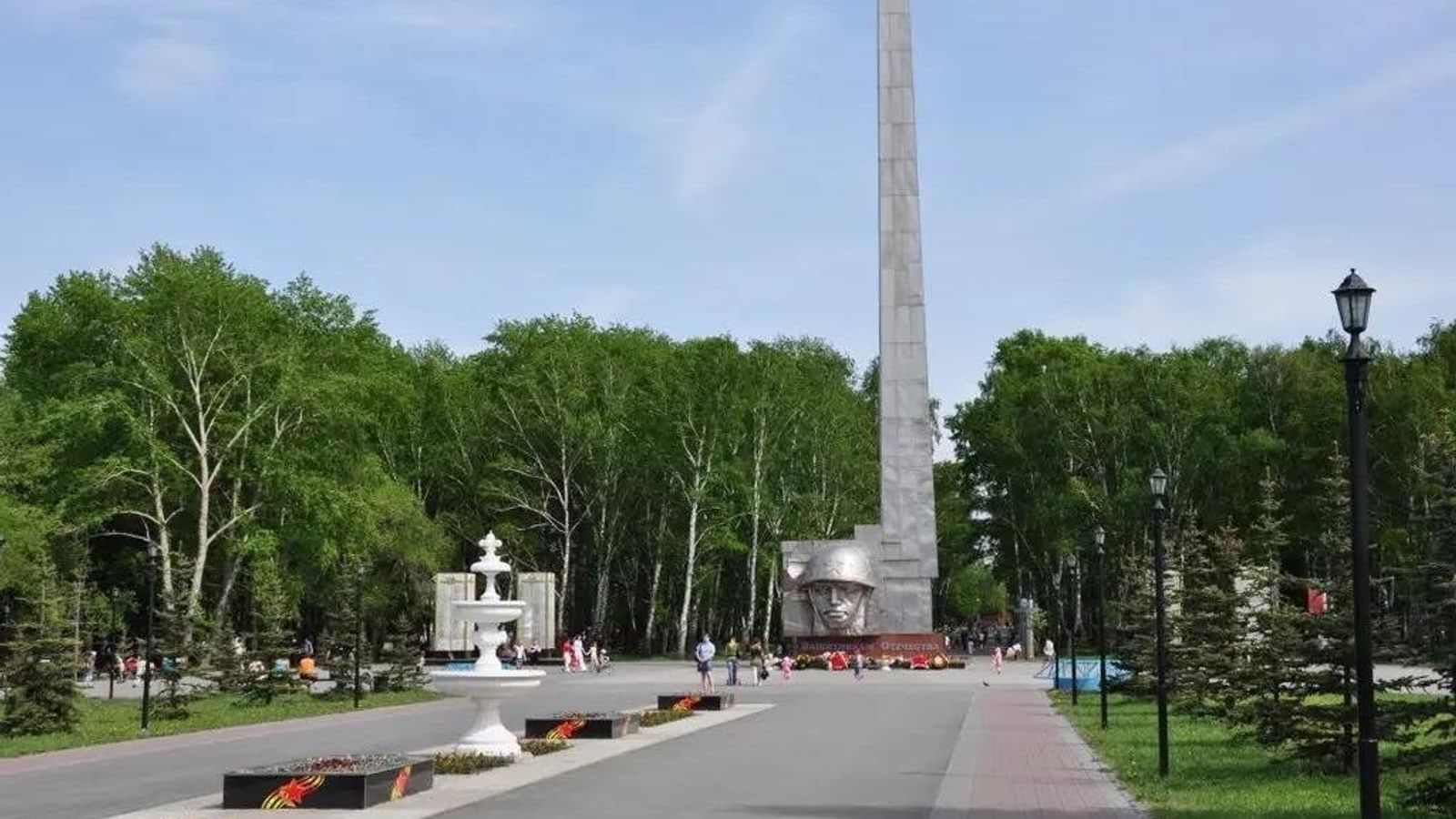 Главная аллея и мемориал Защитникам Отечества в Саду Победы