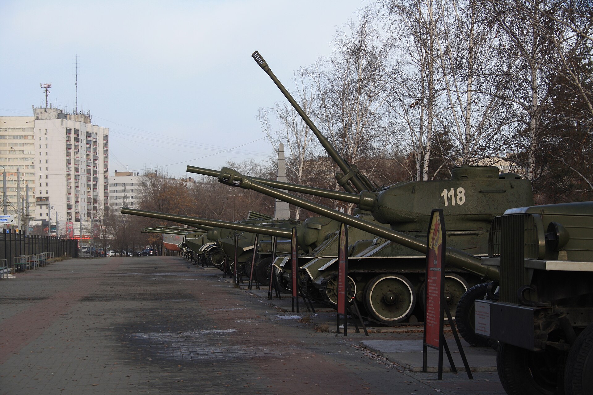 Аллея сада Победы в Челябинске
