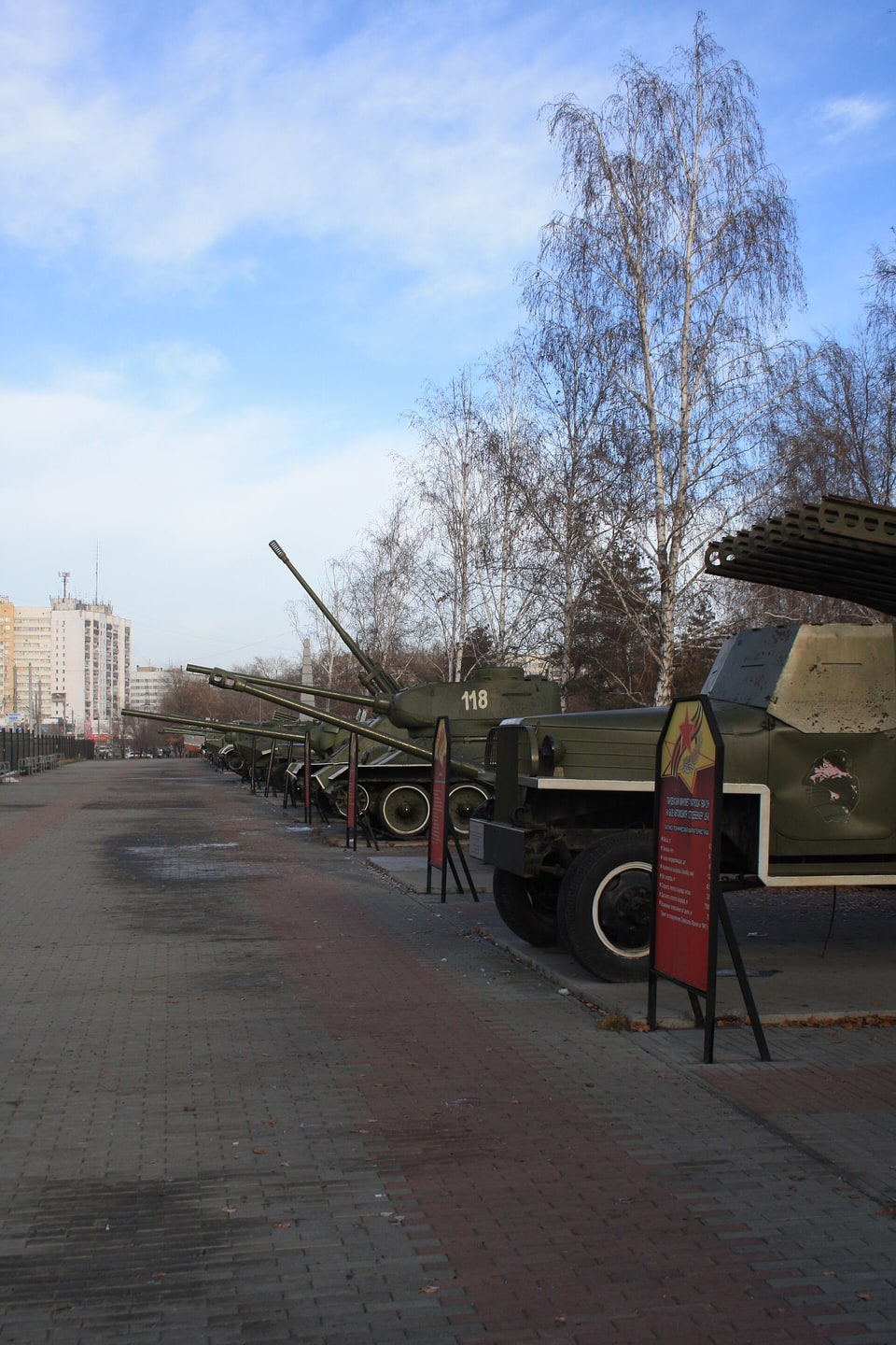 Военная техника и аллеи сада Победы